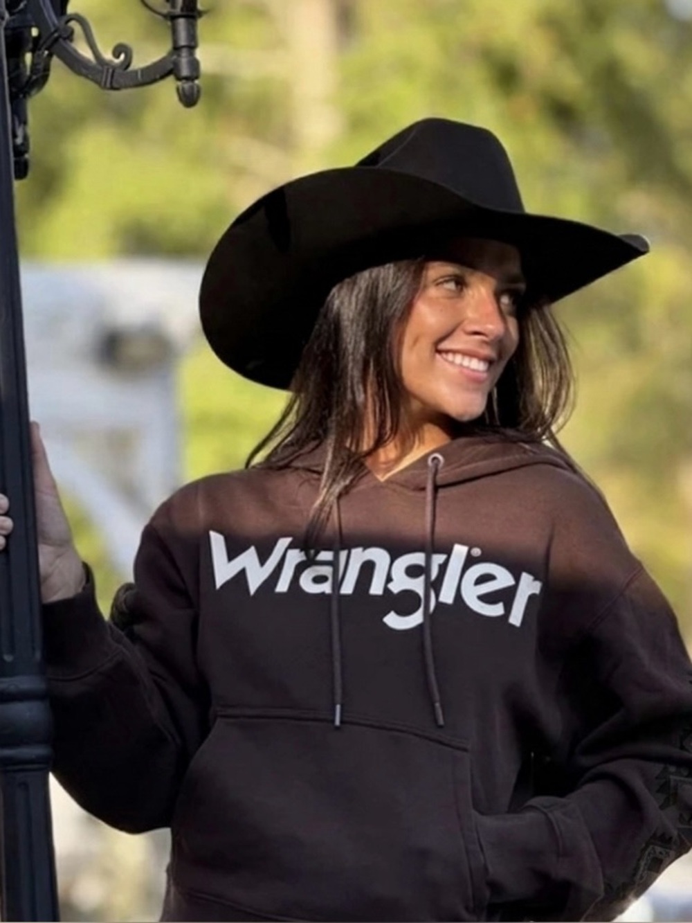 Wrangler Black Graphic Logo Cropped Pullover Hoodie Cinch Hem Size Medium